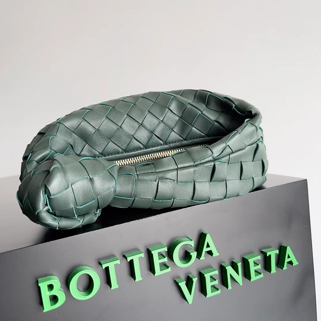 Batch 1120 Bottega veneta͙.——- The latest woven knotted hobo🔥 The top-grade lambskin leather is very soft, the bag shape is unique, practical and durable. It retains the traditional woven elements while being a little more flamboyant ~ Made of hand-woven sheepskin, zipper opening and closing, curved seamless structure, effortless to match. Highly recommended⚠️⚠️⚠️ The most high-end in the market🌈 Welcome to compare [Factory complete package] size: 23x15x5cm.   Model: 651876